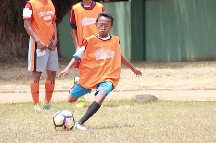 Salah seorang peserta ajang pencarian bakat 'Jagoan Bola Giant Untuk Indonesia' yang digelar di Lapangan Kodam Brawijaya, Surabaya, pada Sabtu (16/9/2017) sedang menunjukkan keterampilannya dalam melakukan tendangan.