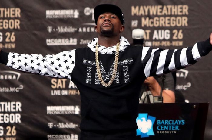 Petinju Amerika Serikat (AS), Floyd Mayweather, saat menghadiri acara World Press Tour untuk laga tinju melawan Conor McGregor di Barclays Center, Brooklyn, New York, Senin (31/7/2017).