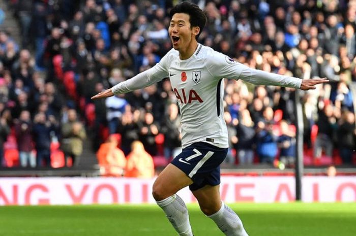   Penyerang Tottenham, Son Heung-min, merayakan gol ke gawang Crystal Palace pada laga lanjutan Liga Inggris di Stadion White Hart Lane, London, Minggu (5/11/2017).  