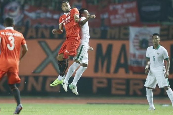 Duo pemain Persija, Luiz Junior dan M Hargianto (kanan) sama-sama melomat pada uji coba skuat Macan Kemayoran kontra timnas U-22 Indonesia di Stadion Patriot, Kota Bekasi, Rabu (5/4/2017) malam.