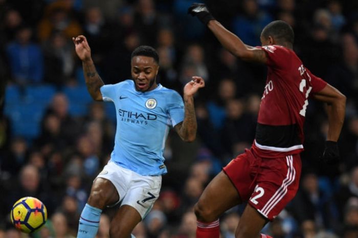 Aksi Raheem Sterling (kiri) dalam partai Liga Inggris Manchester City lawan Watford di Etihad Stadium, Manchester, 2 Januari 2018.