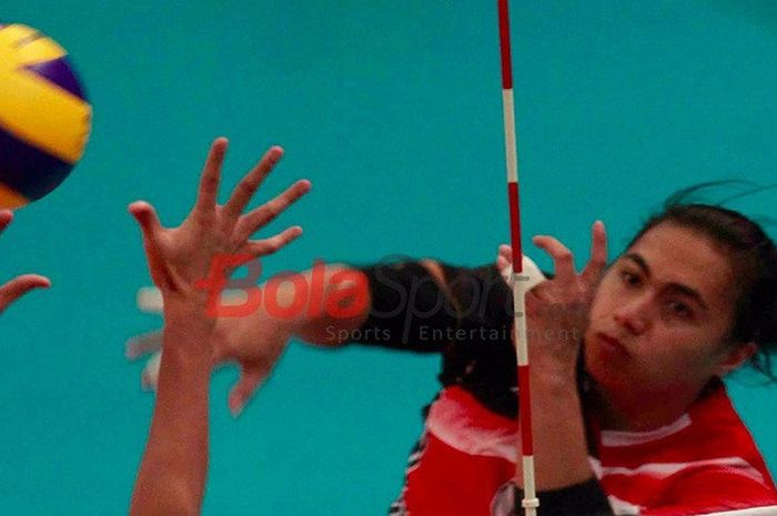 Spiker tim nasional bola voli putri Indonesia, Aprilia Manganang, melakukan smes ke arah lawan pada laga penyisihan Grup A SEA Games 2017, di Malaysia International Trade and Exhibition Centre (MiTEC), Rabu (23/8/2017).