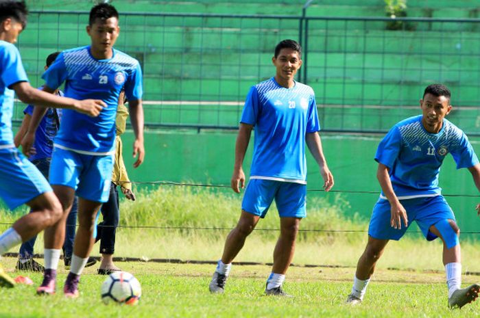 Duo amunisi anyar Arema FC, bek tengah Purwaka Yudhi (dua dari kanan) dan striker Rivaldi Bawuo (kanan) dalam sesi latihan di Stadion Gajayana, Kota Malang, Sabtu (23/12/2017). 