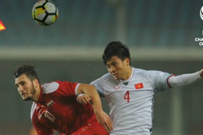 Duel bek timnas U-23 Vietnam, Bui Tien Dung II (kanan) dengan pemain depan timnas U-23 Suriah, Mohamad Rafat Muhtadi pada laga pamungkas fase Grup A Piala Asia U-23 2018 di Stadion Changsu, China, Rabu (17/1/2018) malam.