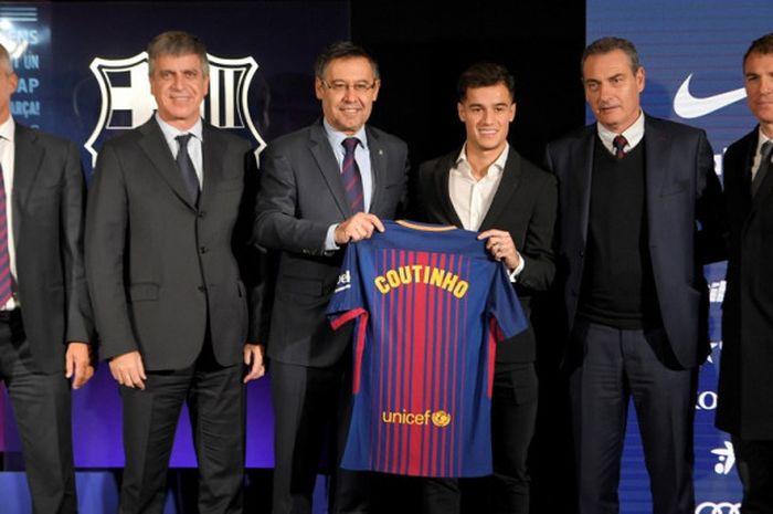 Gelandang FC Barcelona, Philippe Coutinho, berpose dengan kostum baru dalam acara presentasi resmi pengenalan dirinya di Stadion Camp Nou, Barcelona, Spanyol, pada 8 Januari 2018.