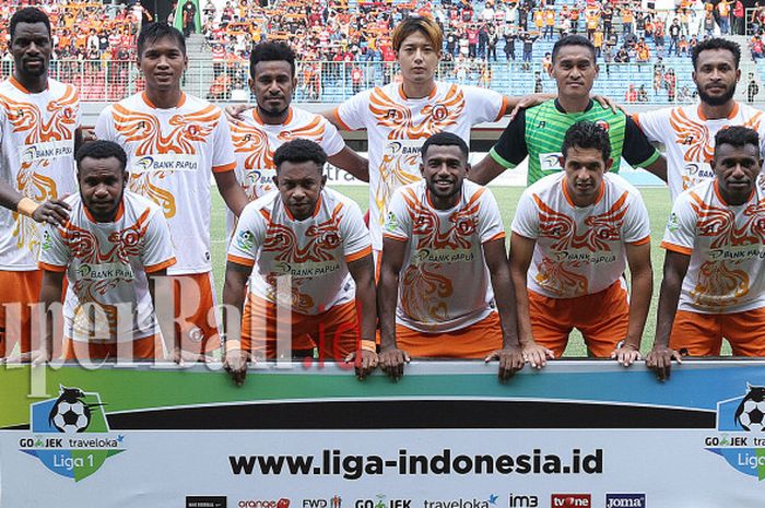 Skuat Perseru Serui saat melawan Persija Jakarta di pekan 25 Liga 1 pada Selasa (19/9/2017) di Stadion Patriot Chandrabhaga, Bekasi, Jawa Barat.