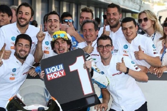 Pebalap Pons HP40, Lorenzo Baldassarri, merayakan keberhasilannya meraih pole position pada seri balap keempat Moto2 Spanyol di Sirkuit Jerez Angel Nieto, Spanyol (5/5/2018).
