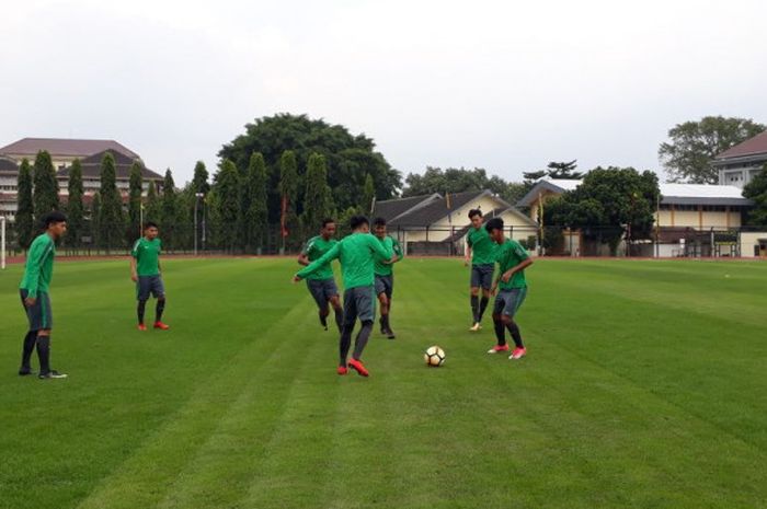 Suasana latihan pada hari pertama TC timnas U-19 Indonesia di lapangan UNY, Sleman pada Sabtu (19/5/2018) sore. 