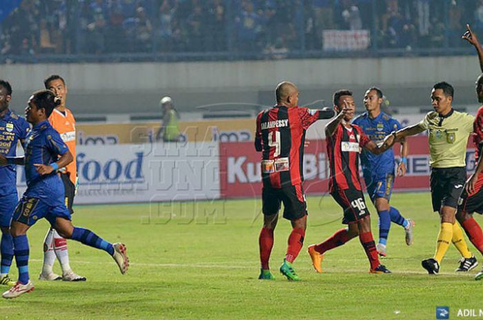 Persib Bandung kontra Persipura Jayapura di Stadion Gelora Bandung Lautan Api, Minggu (7/5/2017) malam.