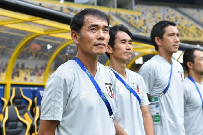 Pelatih timnas u-16 Jepang, Yoshiro Moriyama, berdiri saat menyanyikan lagu kebangsaan jelang laga k