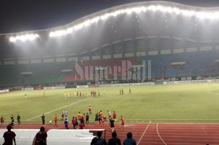 Suasana laga Bhayangkara FC melawan PSM Makassar di Stadion Patriot, Bekasi, Kamis (19/10/2017)