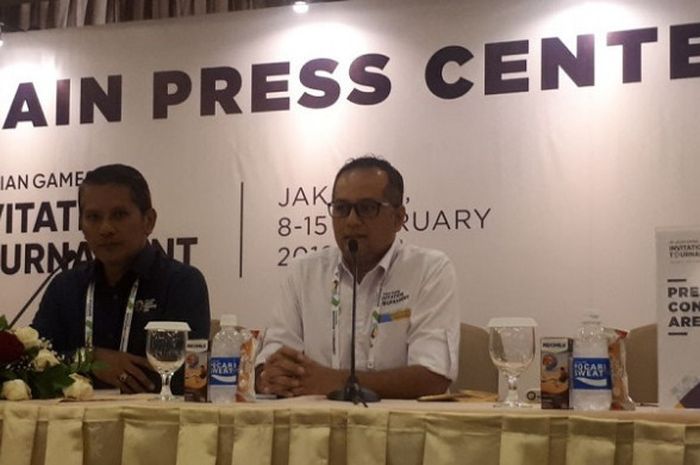 Director Athlete Village and Village Service Department Inasgoc Tri Ananta Andrewan (kiri) berbicara kepada awak media di Hotel Century, Jakarta, Rabu (14/2/2018).