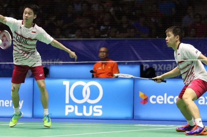 Pasangan ganda putra Indonesia, Marcus Fernaldi Gideon/Kevin Sanjaya Sukamuljo, saat menjalani pertandingan melawan Li Junhui/Liu Yuchen (China) pada babak perempat final Malaysia Terbuka di Stadium Perpaduan, Kuching, Jumat (7/4/2017). Marcus/Kevin menang 7-21, 21-17, 21-17.