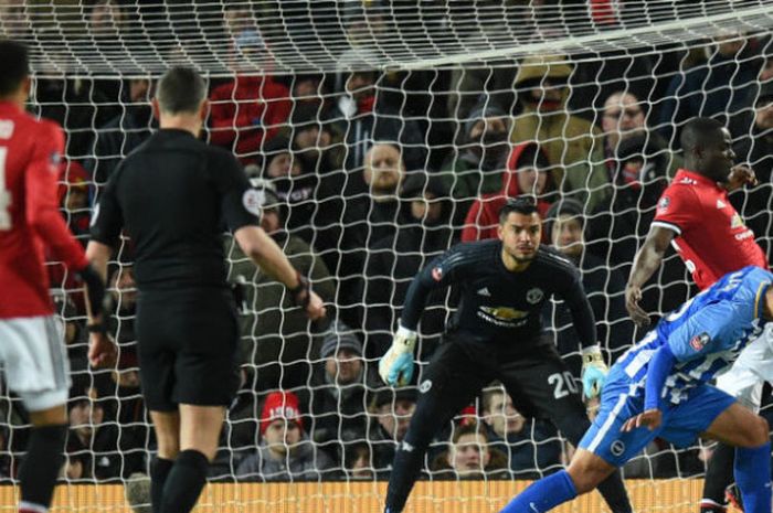 Brighton and Hove Albion's Leonardo Ulloa (R) fails to score during the English FA Cup quarter-final football match between Manchester United and Brighton and Hove Albion at Old Trafford in Manchester, north west England, on March 17, 2018. 