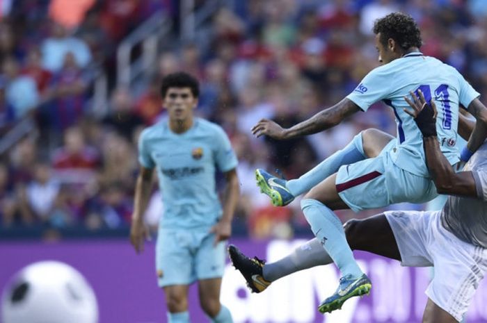 Striker FC Barcelona, Neymar, berduel dengan pemain Manchester United, dalam laga International Champions Cup di FedExField, Landover, Amerika Serikat, pada 26 Juli 2017.