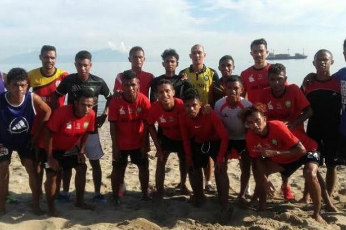 Kiper asal Indonesia, Markus Horison (belakang, enam dari kanan) bersama pemain klub Liga Timor Leste, Assalam FC dalam sesi latihan di pantai pada Selasa (21/2/2017) pagi. 