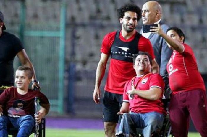  Bintang timnas Mesir, Mohamed Salah, meladeni penggemarnya yang ingin berfoto bersamanya. 