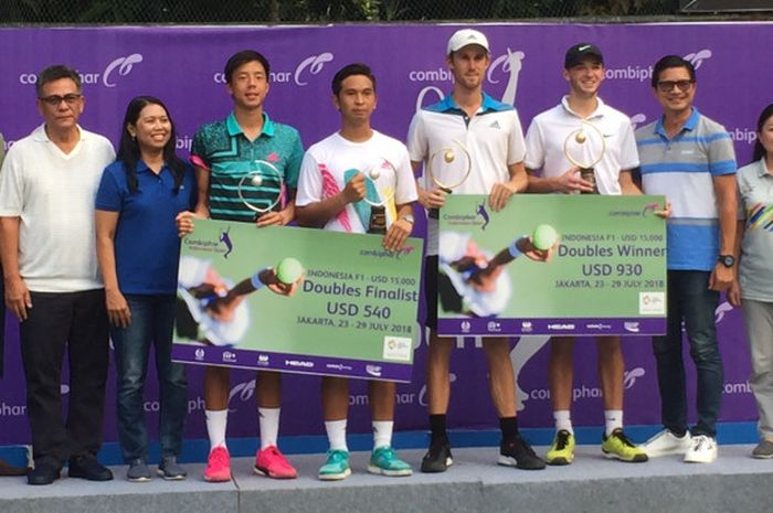 CEO Combiphar Michael Wanandi (kedua dari kanan) setelah memberikan trofi juara ganda putra (Micjhael Look/Matthew Romios) dan runner-up (Justin Barki/Christopher Rungkat) turnamen Futures I  ITF Combiphar Tennis Open 2018 di Lapangan Tenis Hotel Sultan pada Sabtu (28/7/2018) 