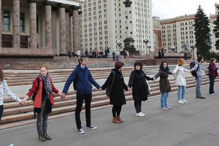 Ratusan mahasiswa Universitas Negeri Moskwa gelar acara demonstrasi, menolak didirikannya Fan Zone di samping kampus mereka  untuk Piala Dunia 2018. 