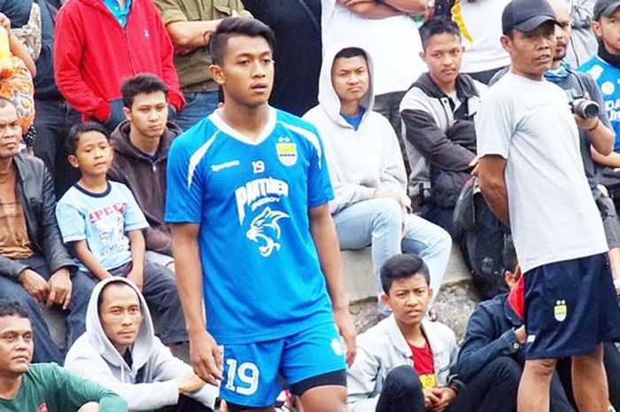 Gelandang Persib Bandung, Febri Haryadi, saat berlatih di lapangan Lodaya, Bandung, Selasa (3/1/2017). 