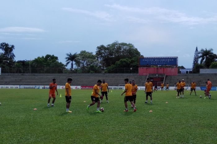 Borneo FC menjajal lapangan Stadion Mulawarman, Bontang Kalimantan Timur, Minggu (24/9/2017) pukul 09.00 Wita. 