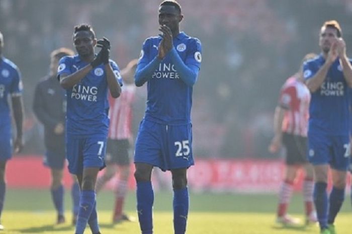 Para pemain Leicester City tampak kecewa seusai kalah 0-3 dari Southampton pada lanjutan Premier League di St, Mary's, Minggu (22/1/2017). 