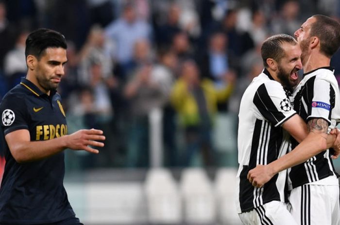 Bek Juventus, Giorgio Chiellini, memeluk Leonardo Bonucci setelah timnya mengalahkan AS Monaco dalam laga leg kedua semifinal Liga Champions di Juventus Stadium, Turin, Italia, pada 9 Mei 2017.