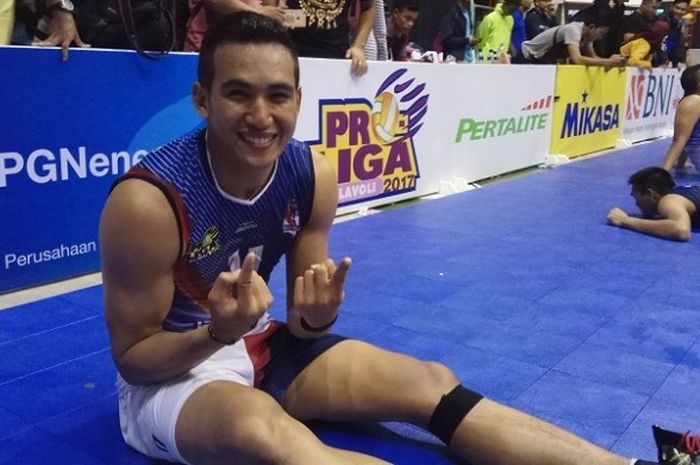 Pemain Surabaya Bhayangkara Samator, Rendy Tamamilang, berpose seusai membawa timnya menang atas Jakarta BNI Taplus, pada laga seri pertama final four Proliga 2017 di GOR Sritex Arena, Solo, Sabtu (8/4/2017) malam.