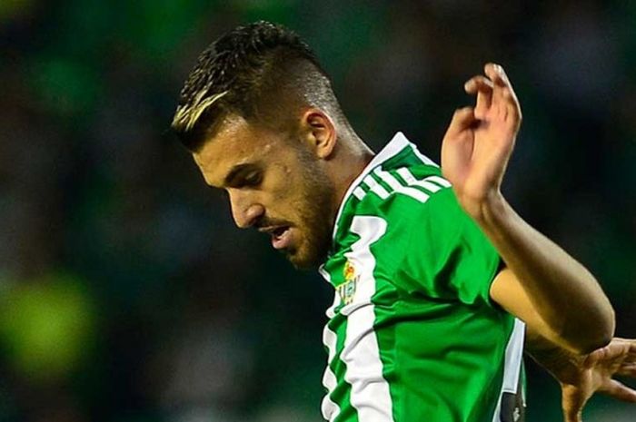 Dani Ceballos saat mengontrol bola dalam pertandingan La Liga antara Real Betis kontra Villarreal di Benito Vilamarin Stadium, 04 April 2017. 