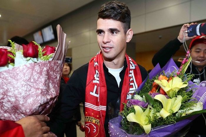 Pesepak bola asal Brasil, Oscar, menerima karangan bunga dari fans beberapa saat setelah mendarat di Bandara Shanghai pada 2 Januari 2017. Mantan gelandang Chelsea itu direkrut klub Shanghai SIPG dengan nilai kontrak 63 juta dollar AS.