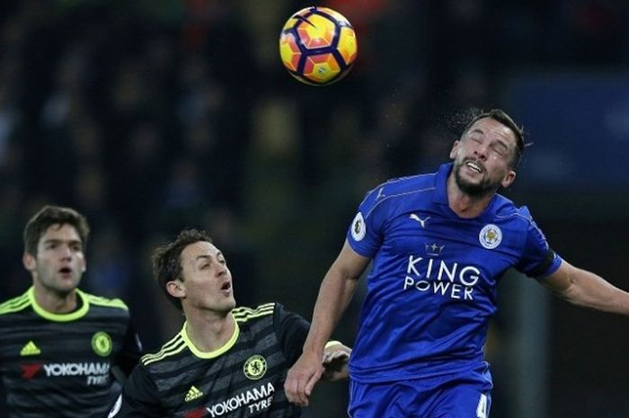 Gelandang Leicester City, Danny Drinkwater (kanan), berduel dengan gelandang Chelsea, Nemanja Matic (tengah), dalam laga Premier League di Stadion King Power, Sabtu (14/1/2017). 