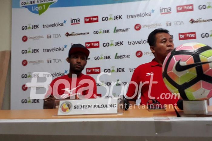 Pelatih Semen Padang, Syafrianto Rusli (kanan), bersama dengan Friddolin (kiri) di Stadion Patriot, Bekasi, Sabtu (21/10/2017)