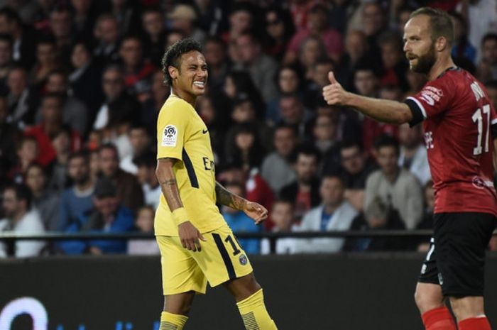 Reaksi striker Paris Saint-Germain, Neymar (kiri), dalam laga Liga Prancis kontra En Avant Guingamp di Stadion Roudourou, Guingamp, pada 13 Agustus 2017.