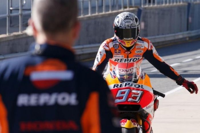 Pebalap Repsol Honda asal Spanyol, Marc Marquez, memasuki paddock pada hari pertama tes pramusim kedua MotoGP 2017 di Sirkuit Phillip Island, Australia, Rabu (15/2/2017).