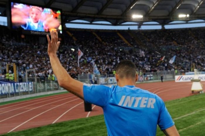 Winger Inter Milan, Antonio Candreva, menyapa penggemar Lazio sebelum melakoni laga Serie A di Stadion Olimpico, Roma, Italia, pada 21 Mei 2017.