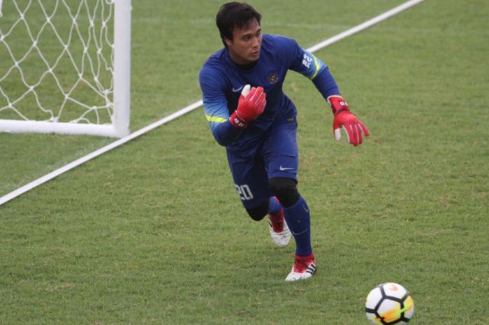  Aksi kiper Borneo FC, Muhammad Ridho, dalam training camp (TC) timnas U-23 Indonesia di Lapangan ABC, Senayan, Jakarta Pusat, Minggu (18/2/2018). 