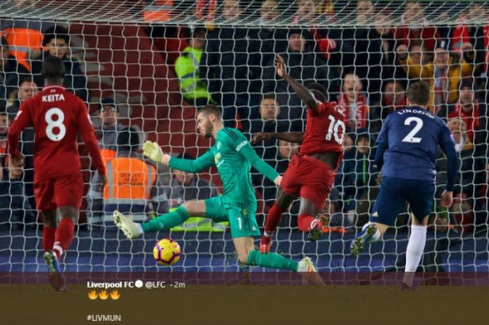 Sadio Mane mencetak gol ke gawang Manchester United dalam lanjutan pertandingan Liga Inggris pekan ke-17 di Stadion Anfield, Minggu (16/12/2018) pukul 23.00 WIB.