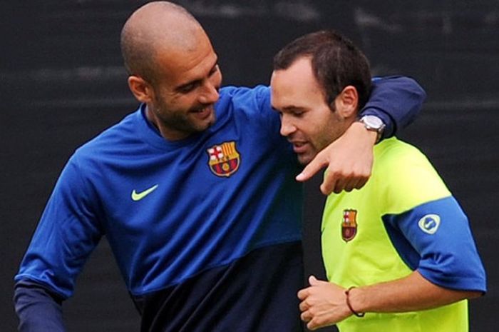   Pep Guardiola (kiri) dan Andres Iniesta dalam sesi latihan FC Barcelona di UCLA, Los Angeles, Kalifornia, 30 Juli 2009.    