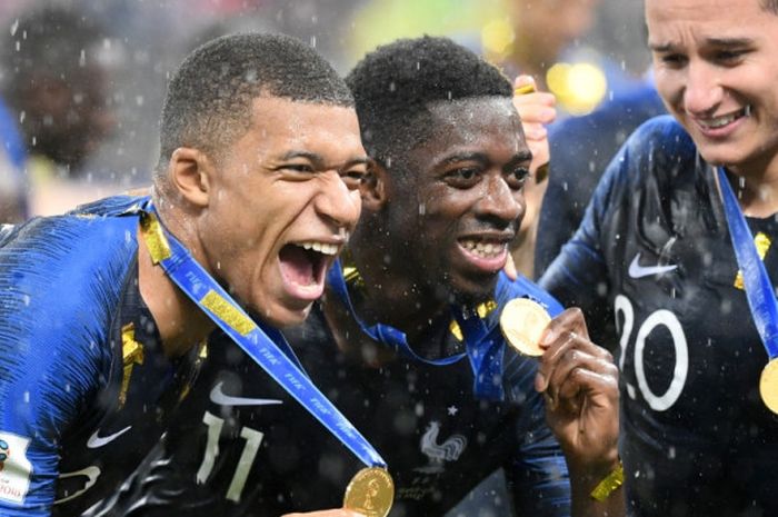  Ousmane Dembele (tengah) saat merayakan kesuksesan timnas Prancis juara Piala Dunia 2018 usai menga