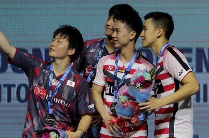 Pasangan ganda putra Jepang, Takuto Inoue/Yuki Kaneko, berfoto dengan Marcus Fernaldi Gideon/Kevin Sanjaya