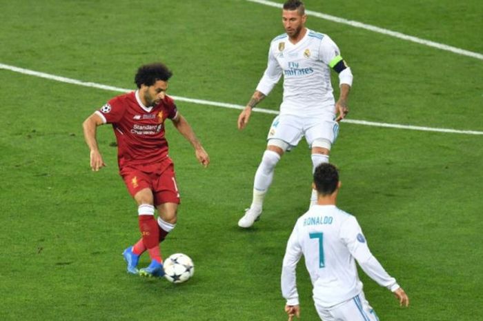  Striker Liverpool, Mohamed Salah (merah), mengontrol bola di tengah pengawasan dua pemain Real Madrid, Sergio Ramos (atas) dan Cristiano Ronaldo dalam partai final Liga Champions di Stadion Olimpiyskiy Kiev, 26 Mei 2018. 