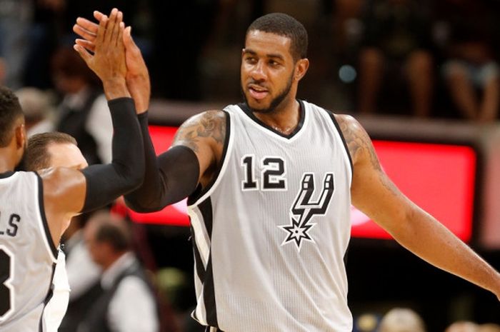 Pemain bintang San Antonio Spurs, LaMarcus Aldrigde (kanan, nomor 12), melakukan tos dengan rekan setimnya, Patty Mills.