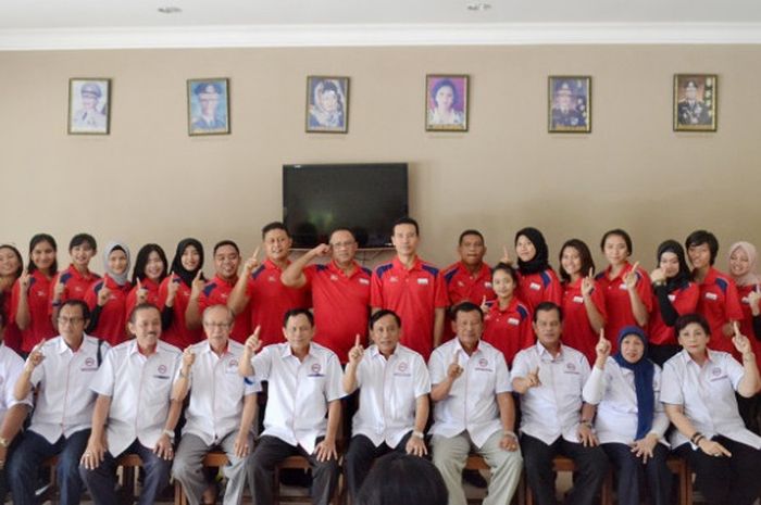 Timnas bola voli putri untuk SEA Games 2017 berpose setelah acara pelepasan tim oleh PBVSI di Padepokan Voli, Sentul, Bogor, Jawa Barat, Selasa (15/8/2017).