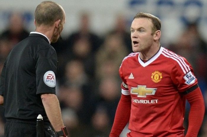 Kapten Manchester united, Wayne Rooney (kanan), melakukan protes kepada wasit pada laga lanjutan Premier League kontra Newcastle United di Stadion St James' Park, Selasa (12/1/2016) waktu setempat.