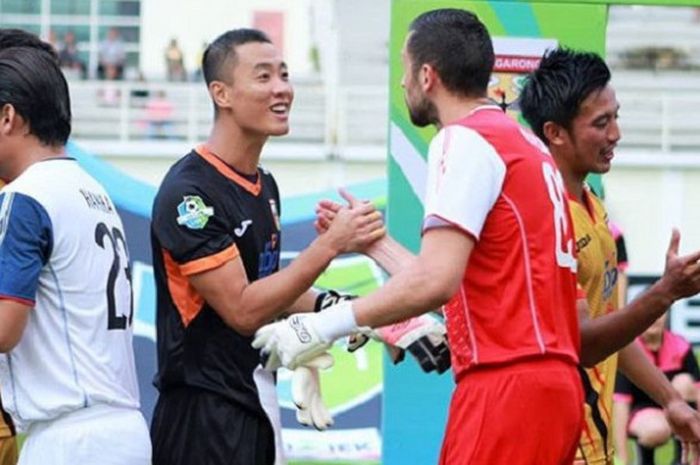 Dua kiper asing di Liga 1 2018, Yoo Jae Hoon (Mitra Kukar) dan Srdan Ostojic (Arema FC) saling berjabat tangan pada laga pekan ke-18 Liga 1 2018 di Stadion Aji Imbut, Tenggarong, Jumat (27/7/2018)