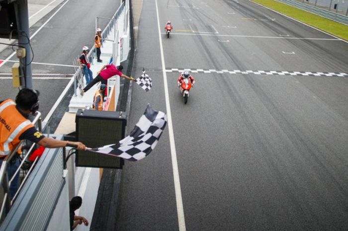 Mario Suryo Aji berhasil mencapai garis finis pertama kali pada race 1 Asia Talent Cup di Sirkuit Sepang, Malaysia, Sabtu (28/7/2018).