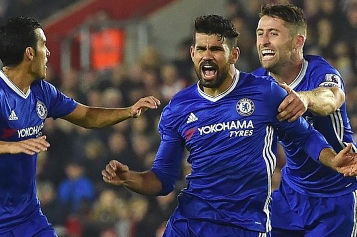 Bek Chelsea, Gary Cahill (kanan), ikut merayakan gol Diego Costa (tengah) ke gawang Southampton dalam partai Premier League di Stadion St. Mary's, Southampton, 30 Oktober 2016.