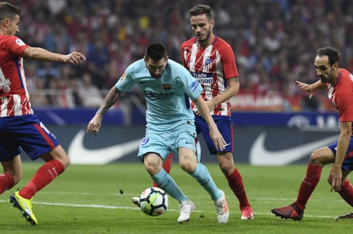 Lionel Messi dalam duel Atletico Madrid vs Barcelona pada pertemuan di Liga Spanyol 2017