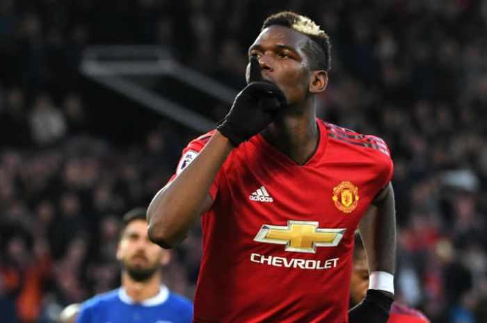 Bintang Manchester United, Paul Pogba, merayakan gol ke gawang Everton pada pertandingan Liga Inggris di Stadion Old Trafford, Minggu (28/10/2018).