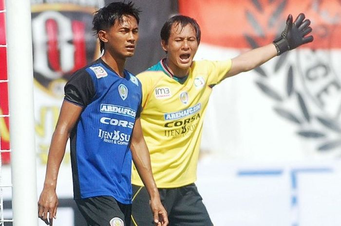 Aksi kiper Arema Cronus, I Kadek Wardana (kanan), saat bersua tuan rumah Bali United di Stadion Kapten I Wayan Dipta, Gianyar di TSC A 2106.
